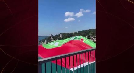 Tarihinde ilk kez S&uuml;per Lig'de yer alacak Amedspor'un bayrağı FSM k&ouml;pr&uuml;s&uuml;ne asıldı  