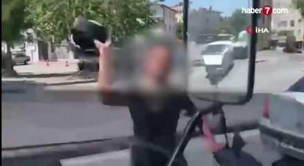 Tartıştığı s&uuml;r&uuml;c&uuml;ye kaskını fırlatan motosikletliye 405 bin TL ceza