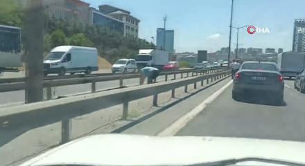 TEM'de para g&ouml;t&uuml;ren motokurye d&uuml;şt&uuml;, yola sa&ccedil;ılanları vatandaşlar topladı
