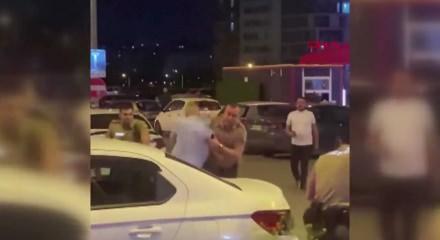 Bek&ccedil;inin &uuml;zerine bı&ccedil;akla y&uuml;r&uuml;d&uuml;! Bacağından vurularak yakalandI