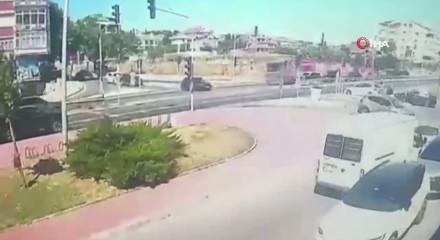Yangına giden itfaiye aracının devrildiği o anlar ortaya &ccedil;ıktı!