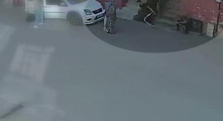 Kartal'da kiracının ev sahibini boynundan bı&ccedil;aklandığı anlar ortaya &ccedil;ıktı