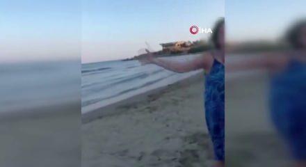 İzmir'de plajda  alkoll&uuml; bir kadın anne ve kızına s&ouml;zl&uuml; saldırıda bulundu rahatsızlık verdi