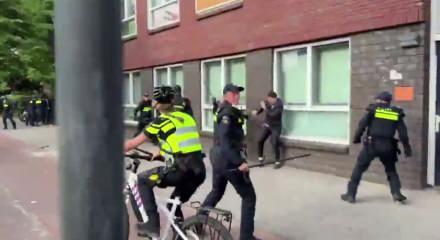 Hollanda polisi Fas'a elenmenin acısını Fas taraftarından &ccedil;ıkardı