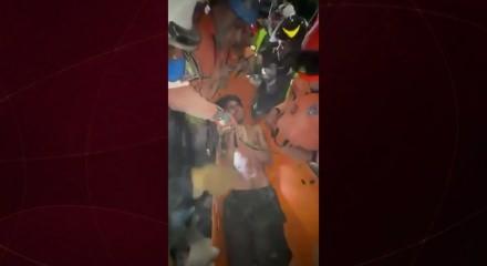 Venezuela'daki depremde 106 saat sonra mucize kurtuluş