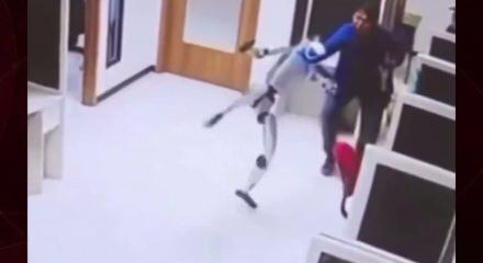  Endonezya'da 'Kung Fu' yapan insansı robot &ouml;n&uuml;ne geleni d&ouml;vd&uuml;