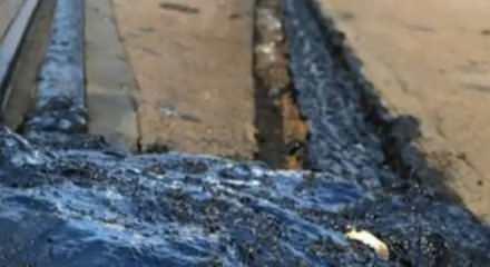 Almanya&rsquo;da tramvay hatlarındaki derz dolguları sıcaktan eridi