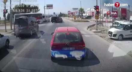 Antalya'da emniyet şeridinden gelip gen&ccedil; kıza &ccedil;arptı, o anlar ara&ccedil; kamerasında