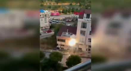 Arnavutk&ouml;y'de elektrik direğinde yaşanan patlamalar paniğe neden oldu