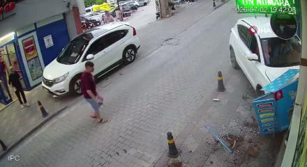 Artvin'de kontrolden &ccedil;ıkan otomobil iş yerine daldı, facianın eşiğinden d&ouml;n&uuml;ld&uuml;