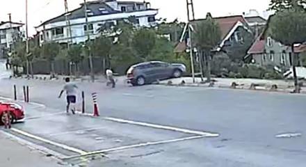 Avcılar'da fren yerine gaza bastı; boş araziye u&ccedil;tu