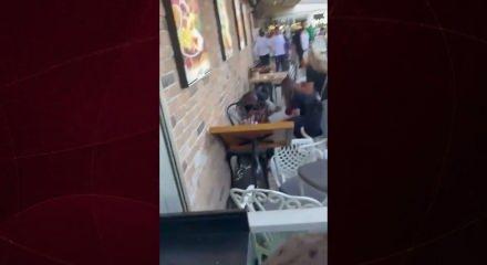 AVM&rsquo;de kadına silahlı saldırı: Kanlar i&ccedil;inde yere yığıldı