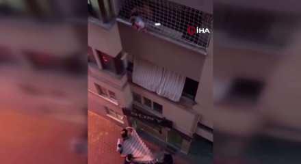 Balkon filesinde asılı kalan &ccedil;ocuğunu d&uuml;şmesin diye dakikalarca tuttu