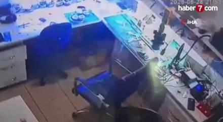 Bataryasını değiştirdiği cep telefonu bir anda alev aldı
