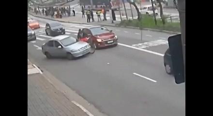 Brezilya'da bisikletli ile s&uuml;r&uuml;c&uuml; arasındaki tartışma ağır kazayla sonu&ccedil;landı