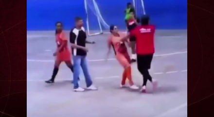 Brezilya'da kadın futbolcu sarı kart g&ouml;steren hakeme tekme tokat saldırdı