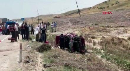 &Ccedil;ankırı'da hafif ticari ara&ccedil; ve otomobil &ccedil;arpıştı 3 &ouml;l&uuml;, 4 yaralı