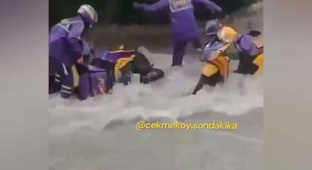 &Ccedil;ekmek&ouml;y&rsquo;de kuryeler ve motosikletleri akıntıya kapıldı