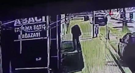 &Ccedil;&ouml;p poşeti ile y&uuml;z&uuml;n&uuml; saklayıp, &ccedil;ay ocağını yaktı; o anlar kamerada
