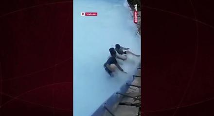 Şişme havuz &ccedil;ocuğun tırmanmasıyla &ccedil;&ouml;kt&uuml;, evleri su bastı