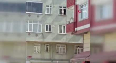 Esenler'de pencereye &ccedil;ıkan bebek y&uuml;rekleri ağza getirdi