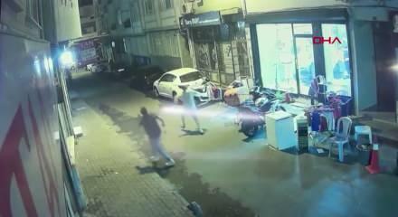 Fatih&rsquo;te 4 katlı binadan beton par&ccedil;alarının d&uuml;şt&uuml;ğ&uuml; anlar kamerada