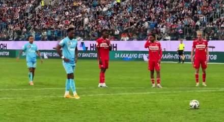 Galatasaray'da ilk imza eski Fenerbah&ccedil;eli futbolcudan geldi