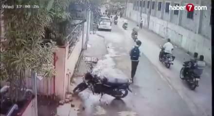 Hindistan'da dehşet anları: Kontrolden &ccedil;ıkan boğa motosikletli kadını bi&ccedil;ti
