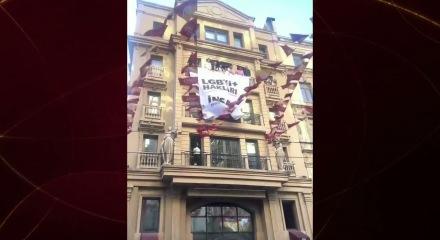 İstanbul Barosu Beyoğlu'ndaki binasına LGBT pankartı astı