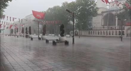 İstanbul sağanak yağmur: Caddeler su i&ccedil;inde kaldı, trafik durdu, pazar esnafı zor anlar yaşadı