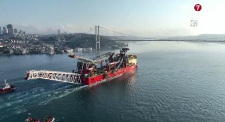 İstanbul&rsquo;da 215 metrelik boru d&ouml;şeme gemisi alarmı: Boğaz &ccedil;ift y&ouml;nl&uuml; olarak trafiğe kapatıldı 