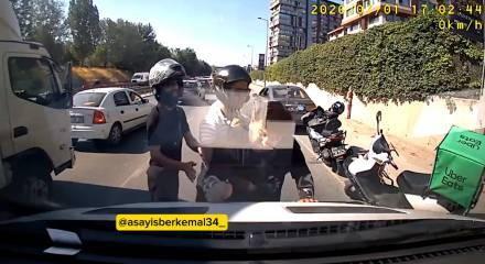 İstanbul'da trafik ter&ouml;r&uuml;: Motorcu s&uuml;r&uuml;c&uuml;n&uuml;n &uuml;zerine y&uuml;r&uuml;y&uuml;p araca saldırdı!
