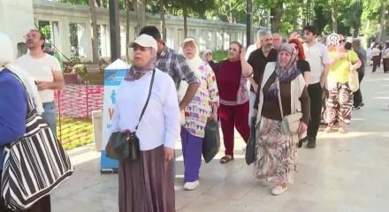 KADEM'den Sultanahmet&rsquo;te 1500 kişilik aşure ikramı