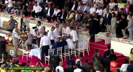Kırkpınar ağalığında rekor miktarı a&ccedil;ıklayan Ufuk &Ouml;z&uuml;nl&uuml;'ye ebedi ağalık altın kemeri takdim edildi