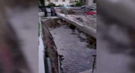 K&uuml;&ccedil;&uuml;k&ccedil;ekmece'de bina bah&ccedil;esinde g&ouml;&ccedil;me meydana geldi; 29 kişiyi itfaiye &ccedil;ıkardı