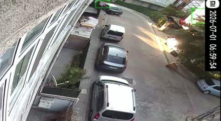 K&uuml;&ccedil;&uuml;k&ccedil;ekmece'de kasklı saldırgan kurşun yağdırıp ka&ccedil;tı!