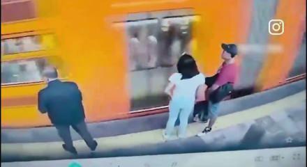 Meksika'da metroda iki yolcu arasında yumruklu kavga g&ouml;renleri şaşırttı