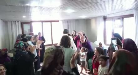 Ev ziyareti yapana &Ouml;zg&uuml;r &Ouml;zel'in &ccedil;orabındaki yazı dikkat &ccedil;ekti