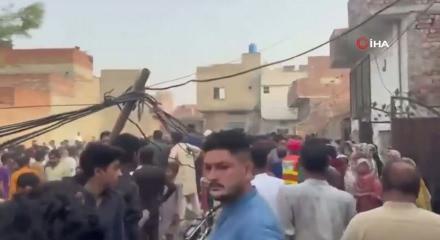 Pakistan'da dershanenin &ccedil;atısı &ccedil;&ouml;kt&uuml;: 14 &ouml;l&uuml;