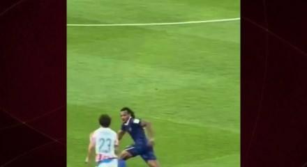 Paraguay- Fransa ma&ccedil;ında &Ouml;zbek hakemin vermediği fa&uuml;ller ve kartlar damga vurdu
