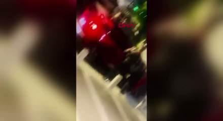 Polis bariyerini ezip ka&ccedil;maya &ccedil;alıştı: Korku dolu anlar saniye saniye kaydedildi