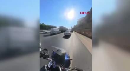 TEM'de feci kaza: Otomobil ile motosiklet b&ouml;yle &ccedil;arpıştı