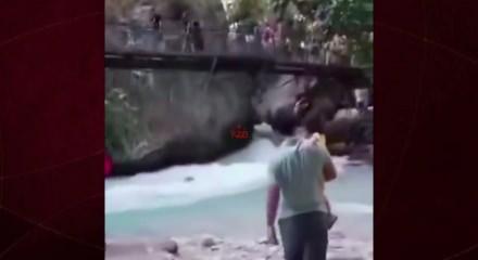 Saklıkent'te can pazarı: Suya d&uuml;şen anne ve &ccedil;ocuğu son anda kurtarıldı