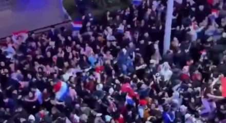 Sevin&ccedil; &ccedil;ığlıkları ve mutluluk g&ouml;zyaşları...T&uuml;m &uuml;lke tarihi zaferi kutluyor