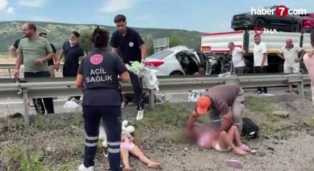 Seyir halindeki ara&ccedil; tıra arkadan &ccedil;arptı: 1 &ouml;l&uuml;, 4'&uuml; &ccedil;ocuk 7 yaralı