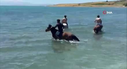 Sıcaktan bunalan gen&ccedil;ler atlarıyla Van G&ouml;l&uuml;'nde serinledi