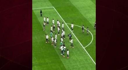 Son dakika gol&uuml;yle elenen Japon futbolcular taraftarların &ouml;n&uuml;nde eğilerek &ouml;z&uuml;r diledi