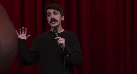 Stand-up g&ouml;sterisinde Kur&rsquo;an-ı Kerim ile dalga ge&ccedil;en Deniz G&ouml;ktaş hakkında soruşturma başlatıldı.