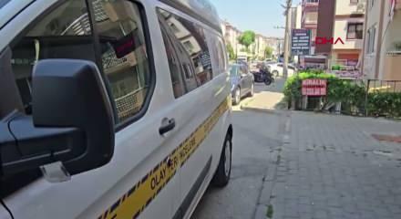 Tekerlekli sandalyeye bağımlı eşi balkondan yardım istedi; boğazında kesiyle banyoda &ouml;l&uuml; bulundu