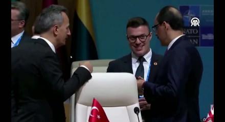 MİT Başkanı Kalın NATO Zirvesi'nde Cumhurbaşkanı Erdoğan'ın kalemini inceledi